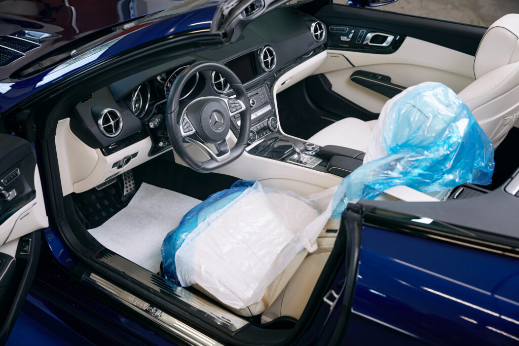 Luksuriøs bilinteriør i beige og svart