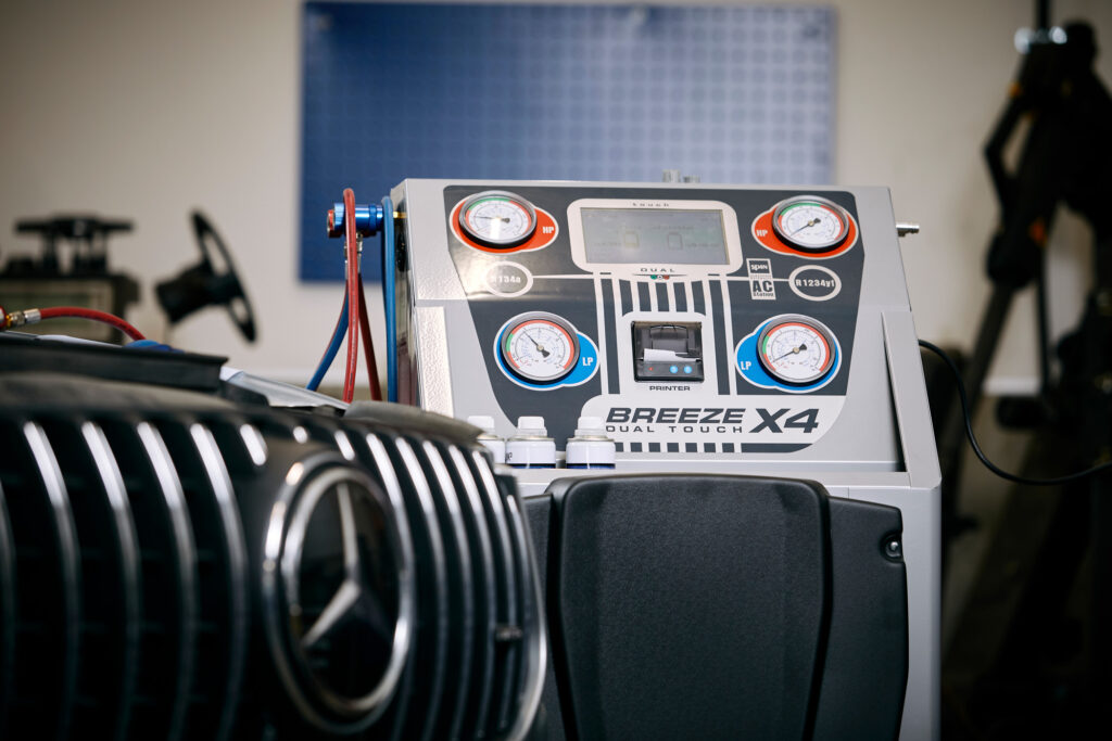 Breeze X4 klimaanlegg enhet foran bilmerke.