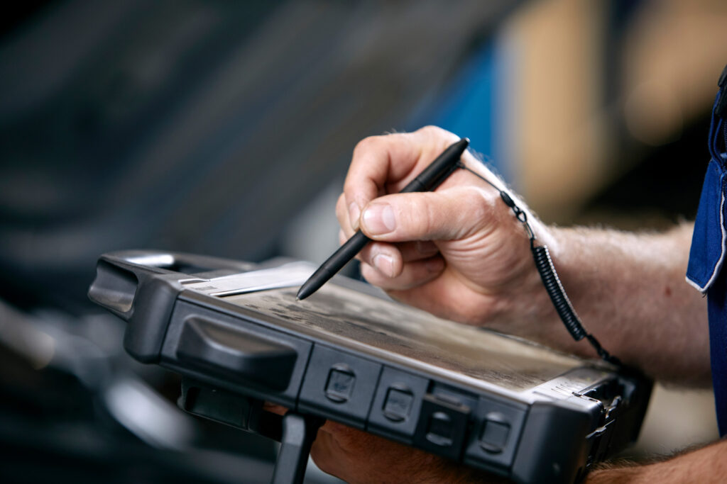 Person bruker digitalt nettbrett med stylus