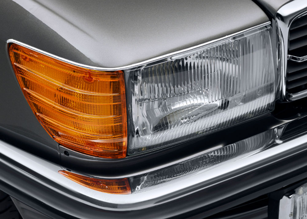 Nærbilde av billys med kromdetaljer