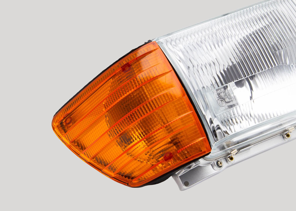 Fremre billykt med oransje blinklys