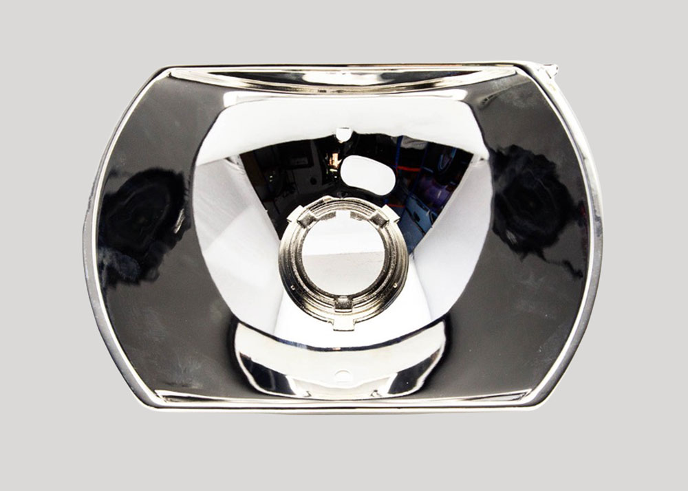 Reflektor for bilhovedlykt i kromdesign.