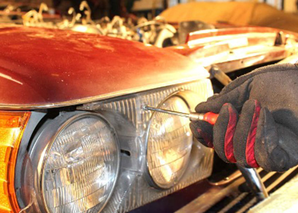 Reparasjon av bilens frontlys med skrutrekker