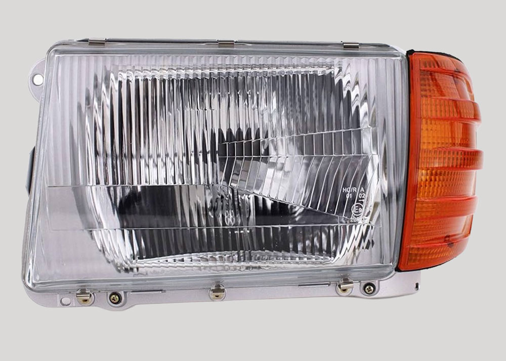 Bilfrontlykt med oransje blinklys, nærbilde