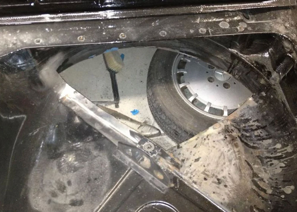 Bilreservehjul under gulvluke i bagasjerommet.