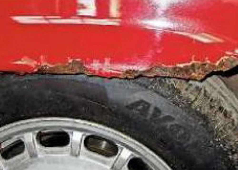 Rustrødekanter på bilens hjulskjerm.