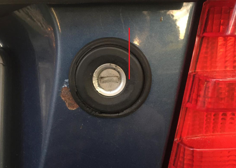 Bilens nøkkelhull ved siden av baklykt.