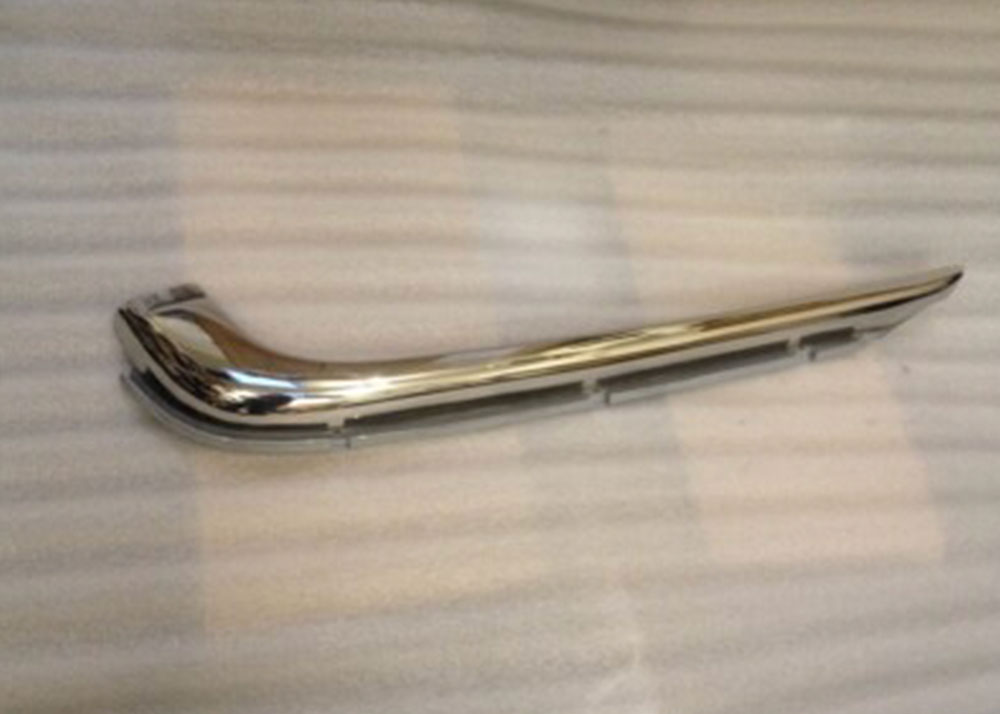 Krom grillbeskyttelse for bil, sideperspektiv.