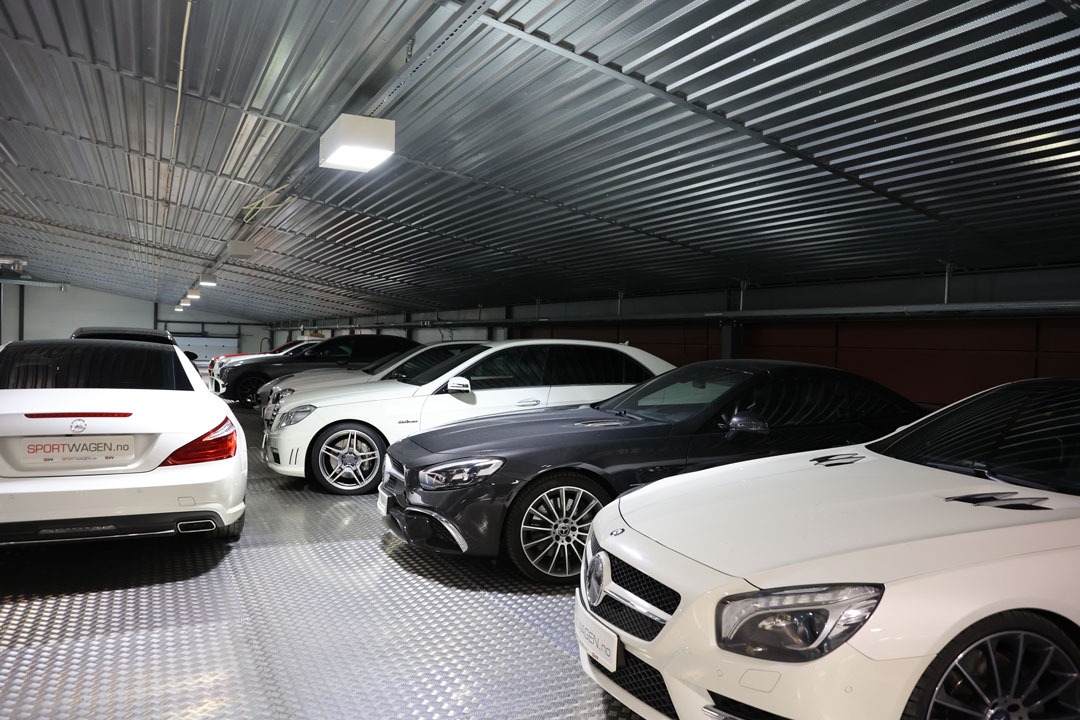 Parkerte biler i garasje med metalltak