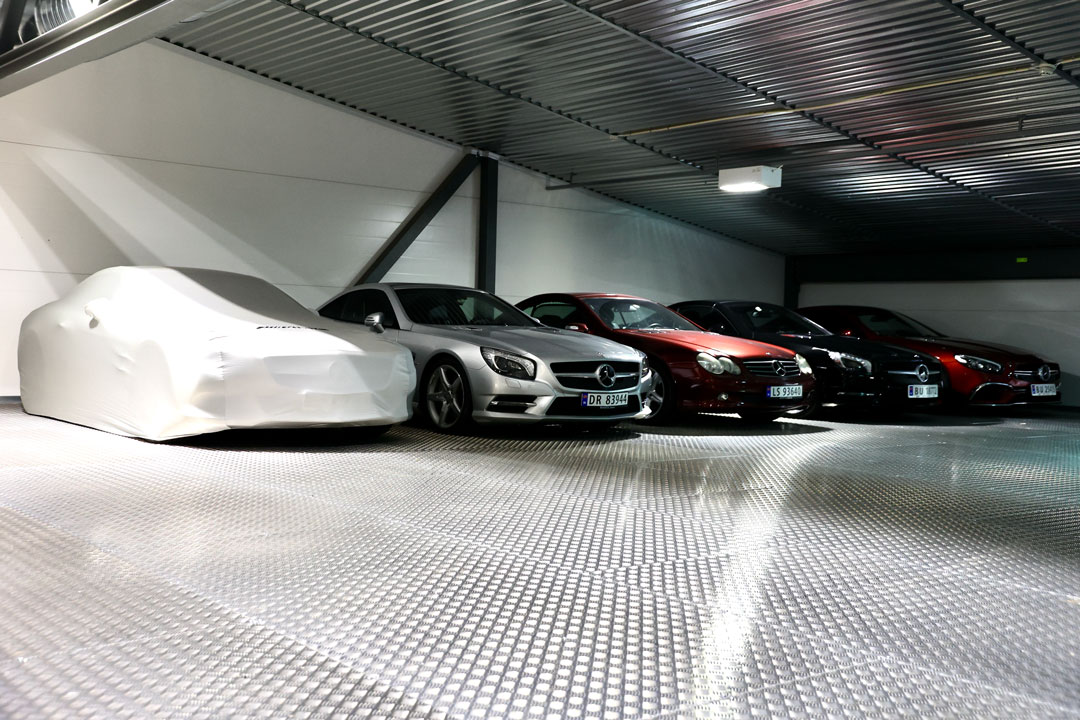 Parkerte biler i garasje, ulike bilmodeller.