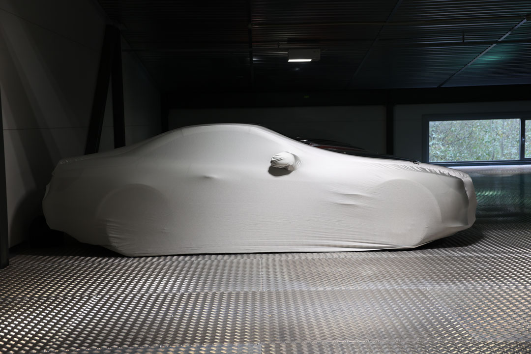 Bil dekket med hvitt trekk på lager